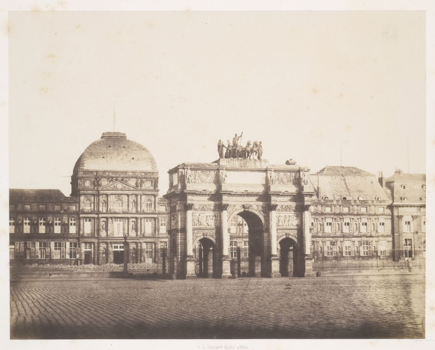 Paris Photographié p14. Les Tuileries Place du Carrousel et Arc de Triomphe.