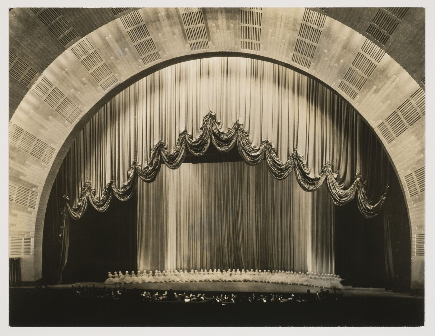 Vue de la scène montrant les Roxyettes et le Roxy Orchestra, Radio City Music Hall, New York