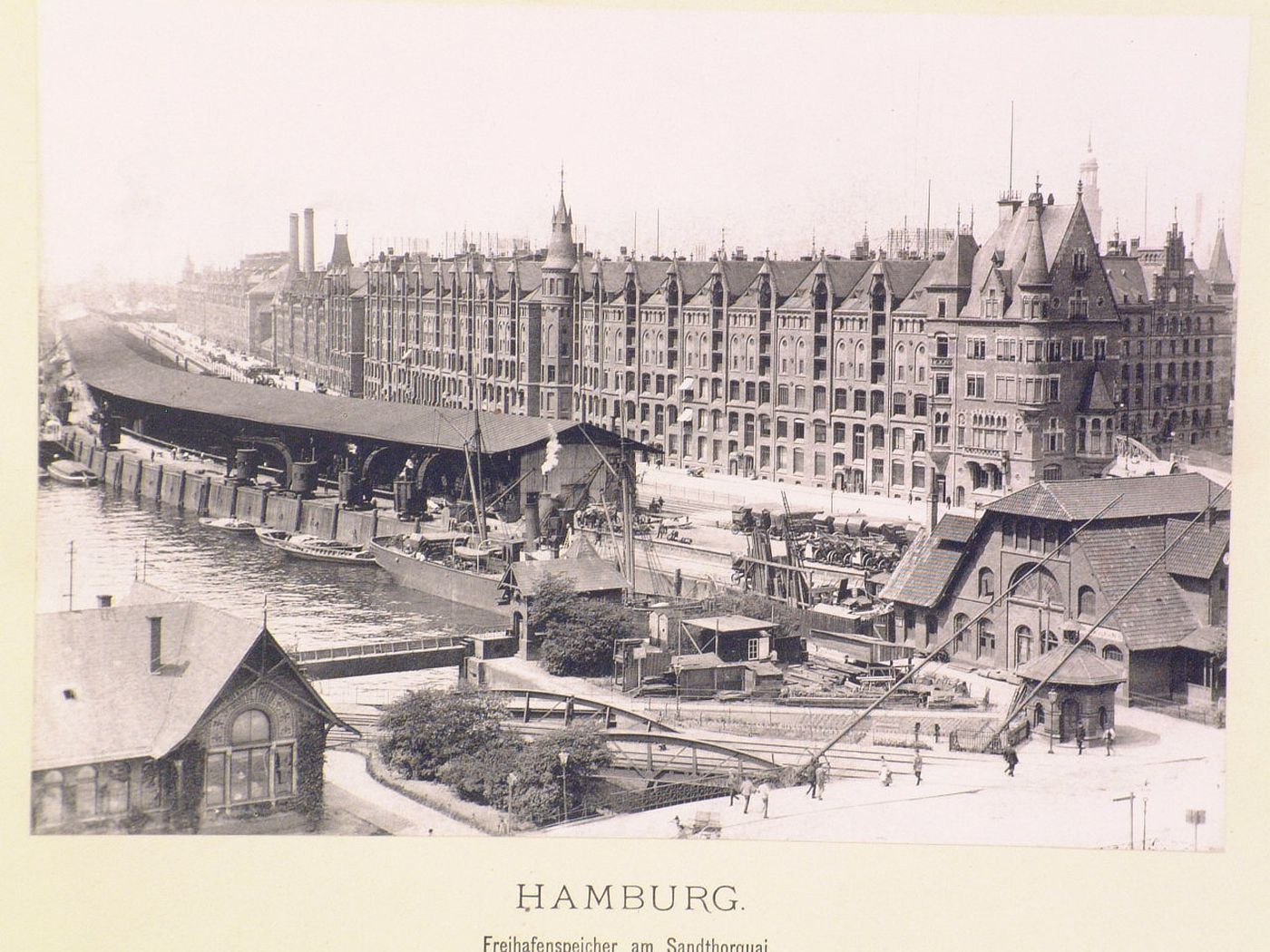 Hamburg Freihafen Speicher amSanthorquai.