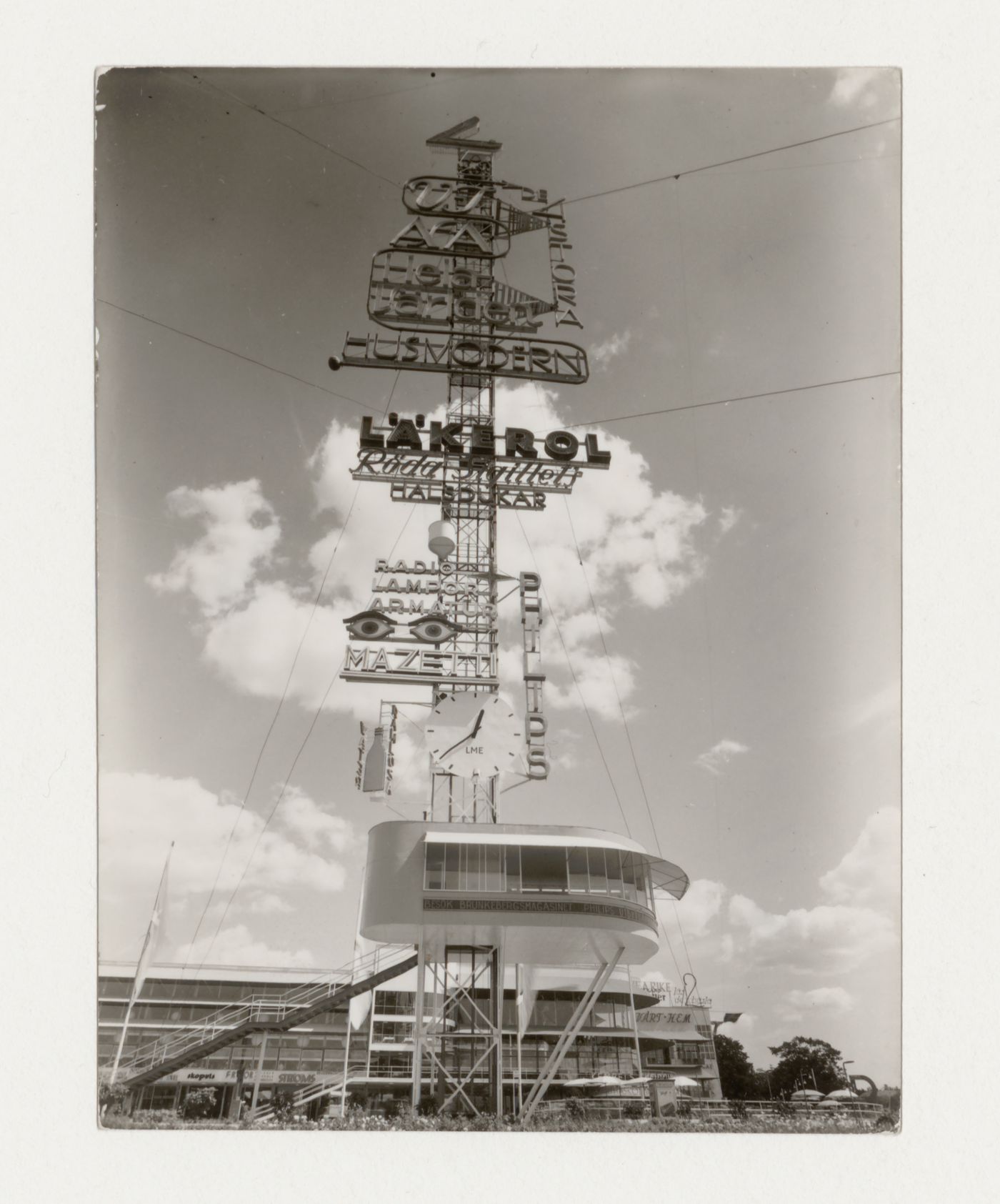 Exterior view of the advertising mast and Paradise Restaurant at the Stockholm Exhibition of 1930, Stockholm