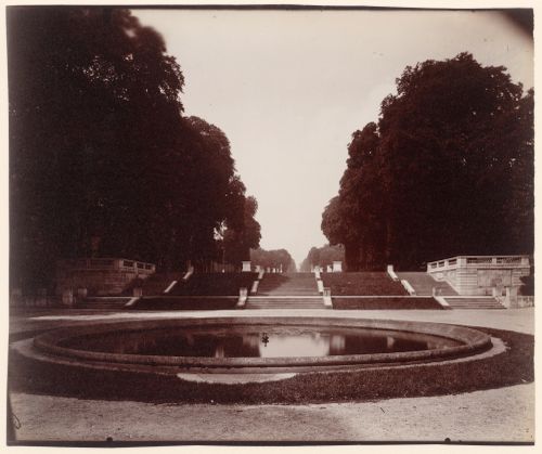 Fountain, with allée behind, in parc de Saint-Cloud, Saint-Cloud, France