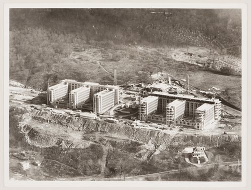 Vue aérienne du pavillon principal et campus en construction, Université de Montréal, Montréal, Québec