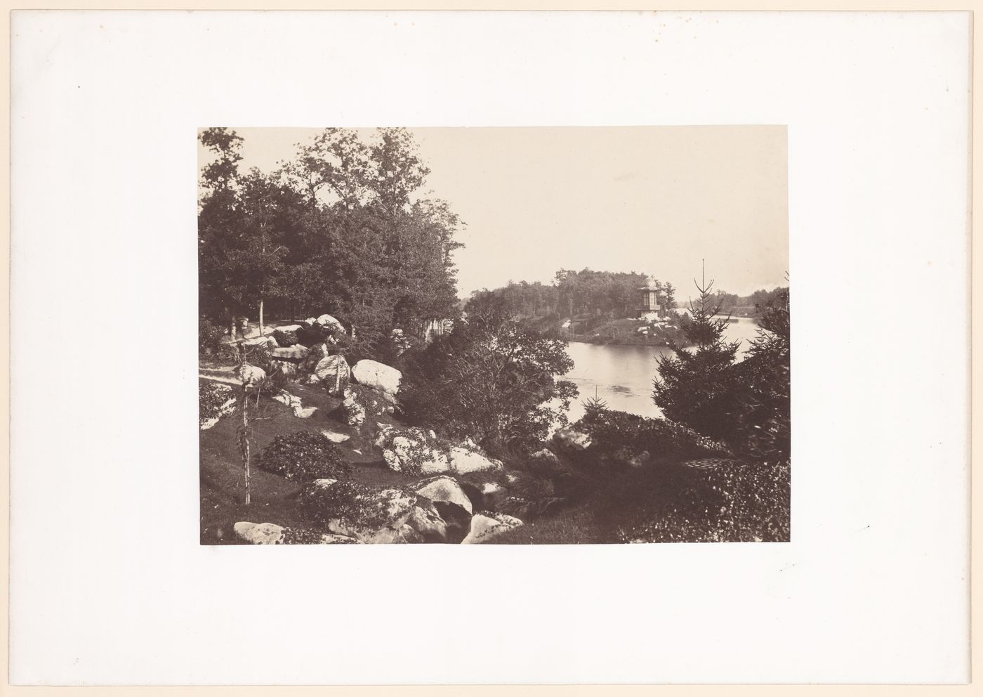 View of the Lac Inférieur, pointe sud de l'île et belvédère, Bois de Boulogne, Paris, France