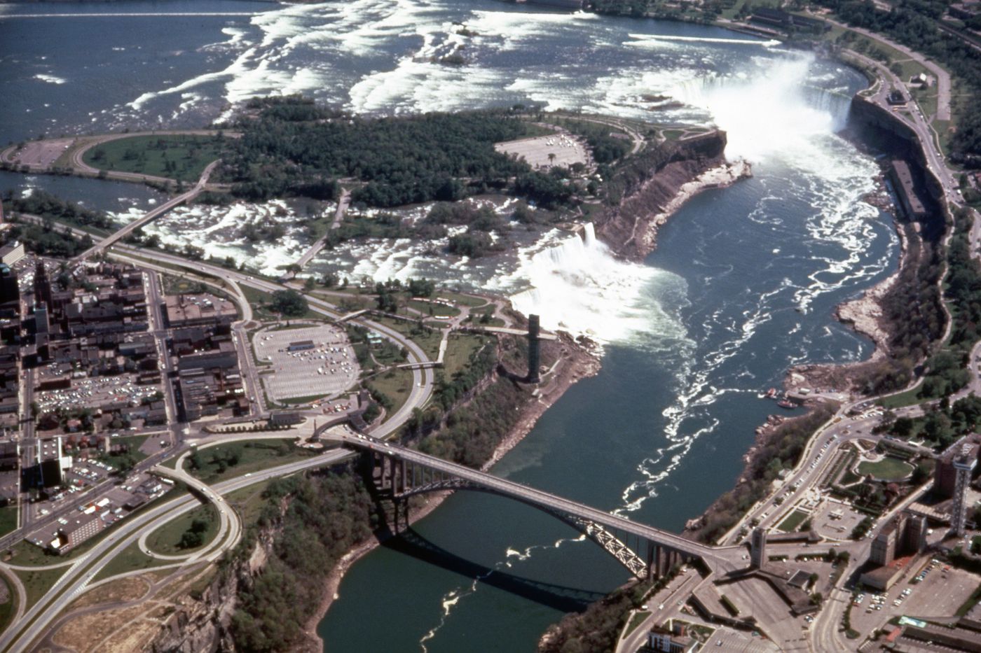 Aerial photograph of Niagara Falls for research for Olmsted: L'origine del parco urbano e del parco naturale contemporaneo