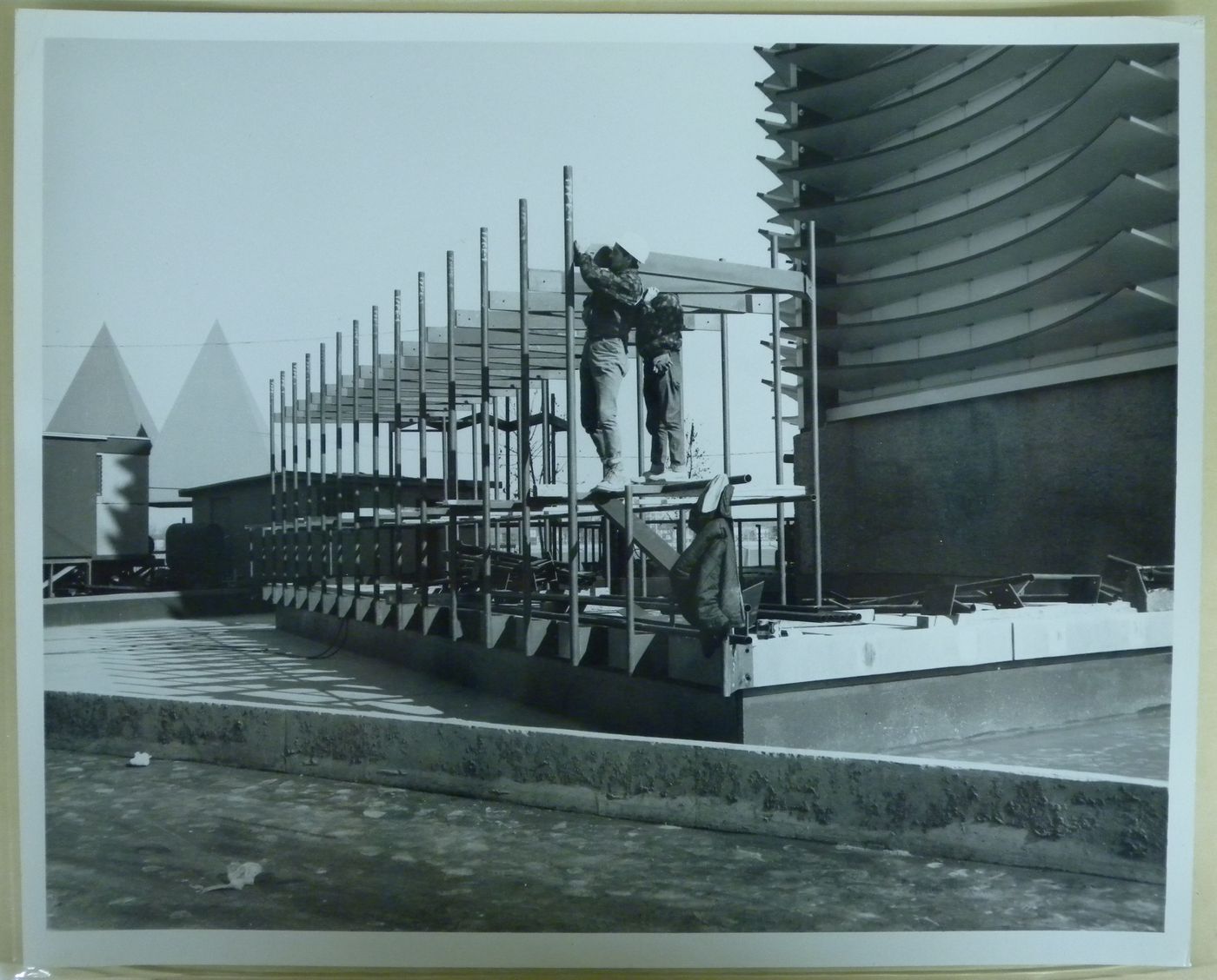 Construction of a structure near the Canadian Pacific-Cominco Pavilion, Expo 67, Montréal, Québec