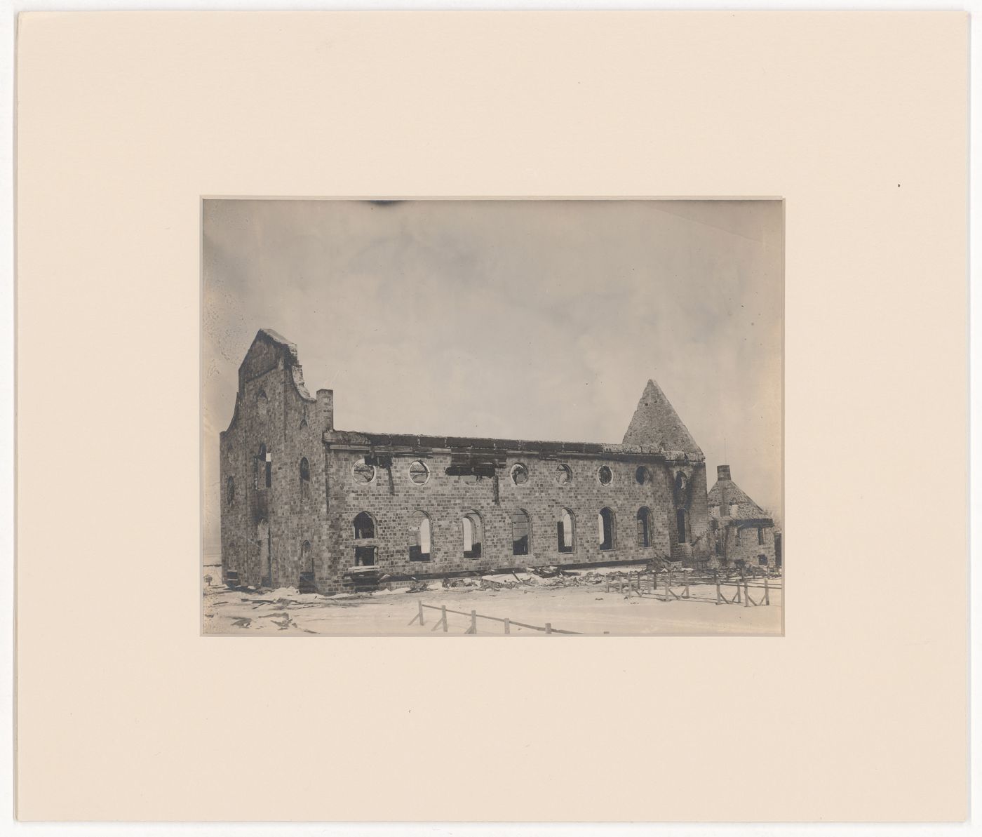 Vue de l'ancienne église de Sainte-Anne-de-la-Pocatière détruite par le feu, Québec
