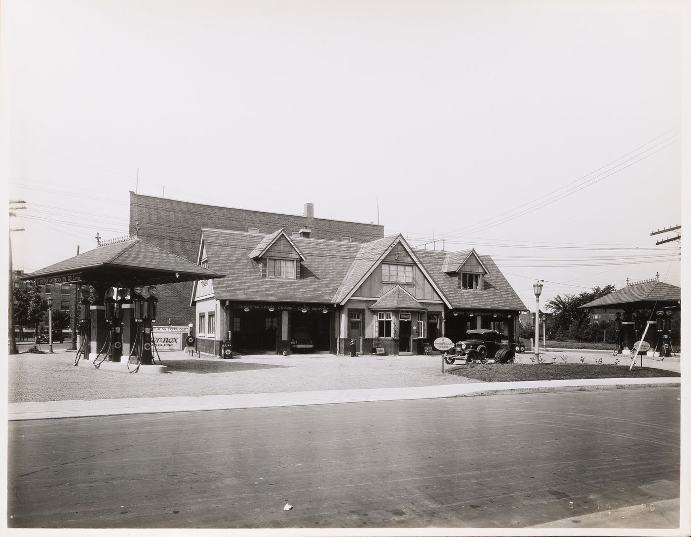 View of the British American Oil Gasoline Station, avenue Mariette, Montréal, Québec