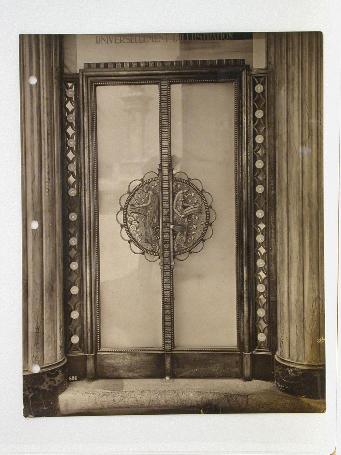 Exposition internationale des arts décoratifs et industriels modernes (1925: Paris, France): Porte, stand de l'illustration