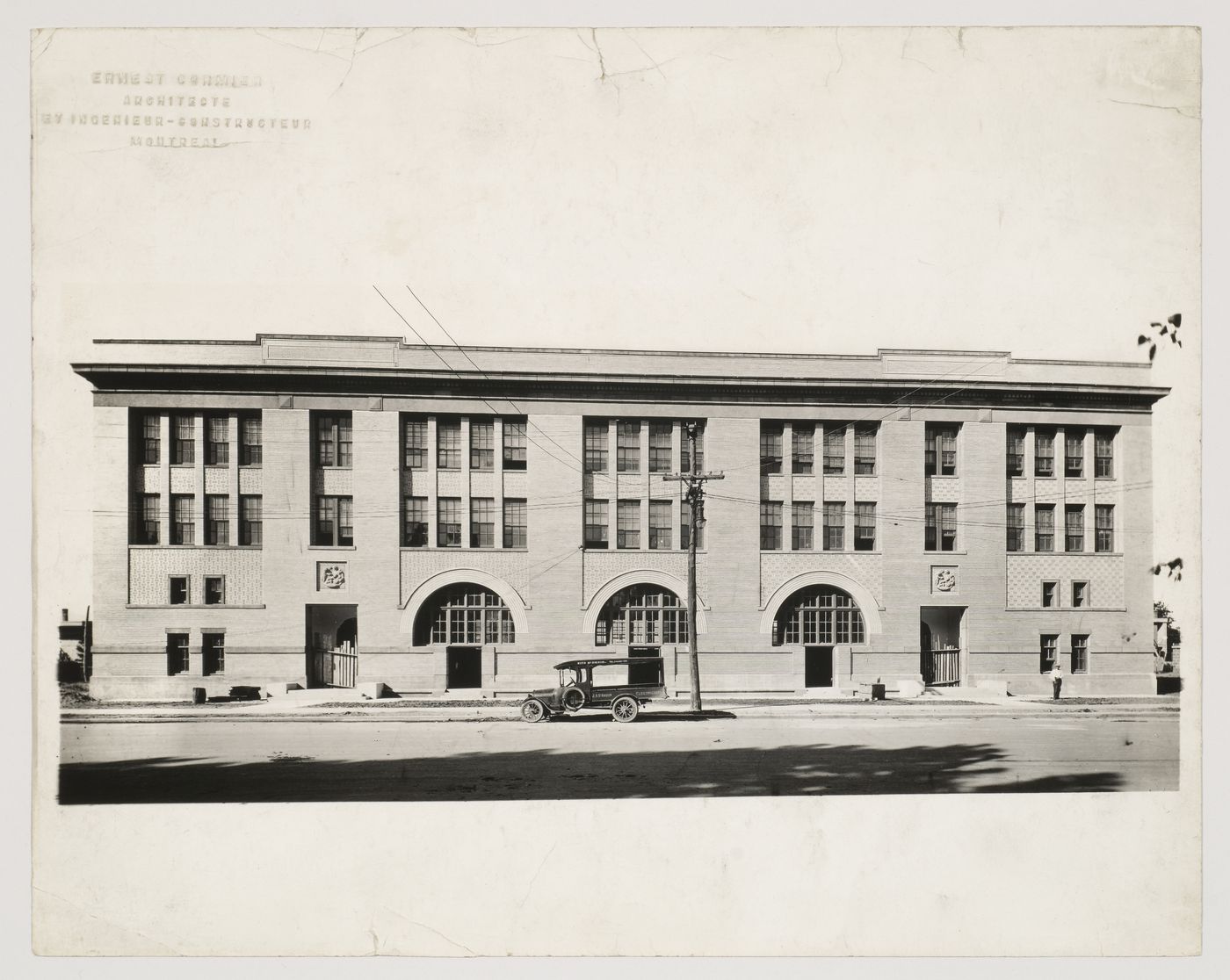 Vue de la façade principale, École Saint-Arsène, Montréal, Canada