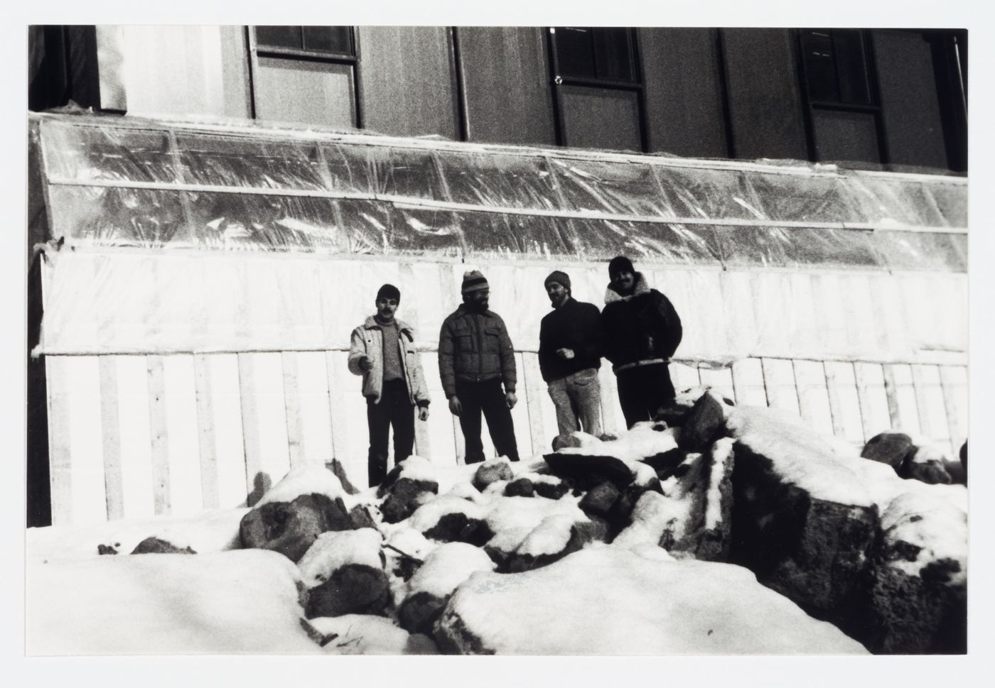 Portrait de quatre hommes non identifiés devant la Maison Bernard Laurin, Saint-Benoît, Mirabel, Québec, Canada