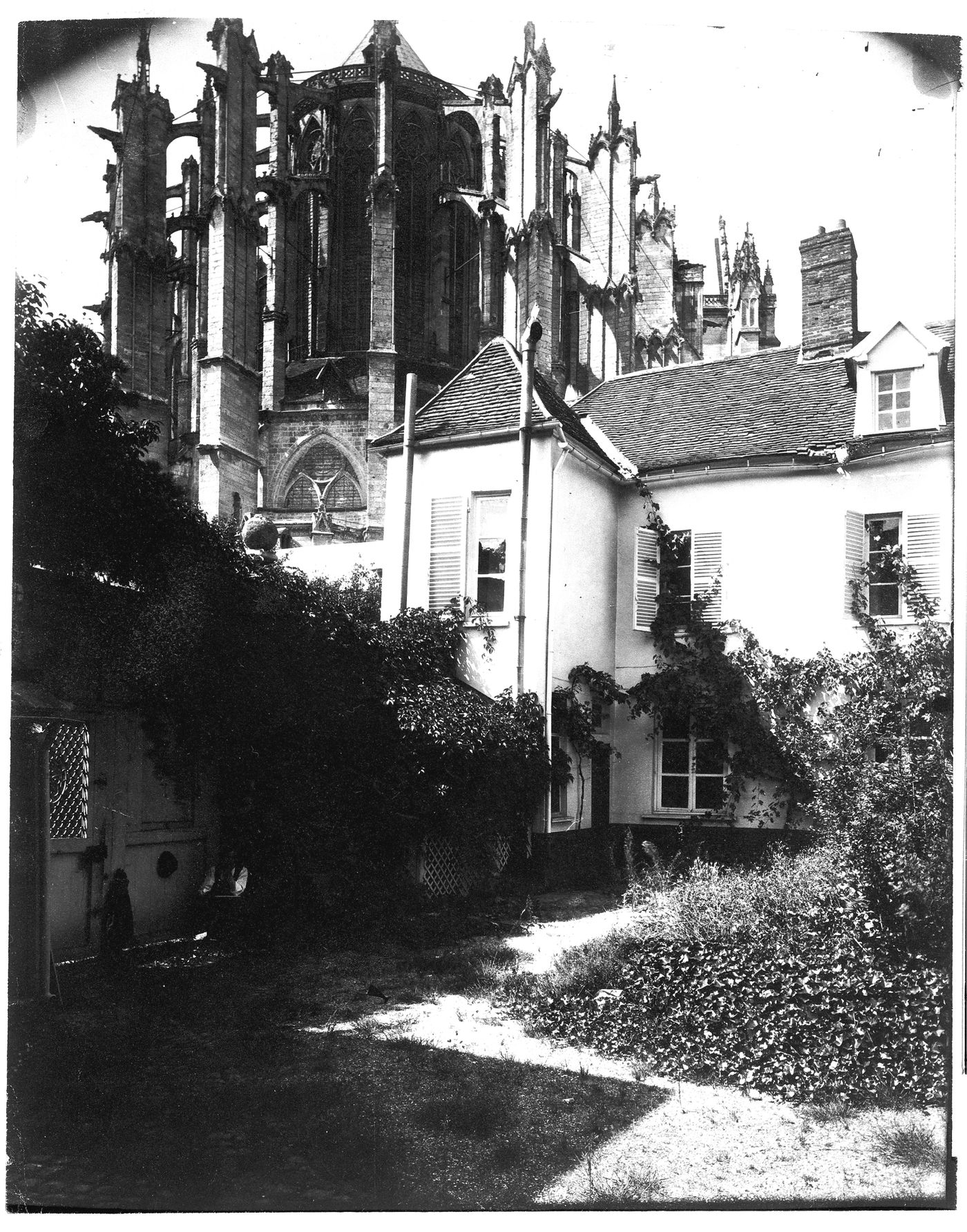 Rue de Sable Gelée, house and garden with Beauvais cathedral in background, Beauvais, France
