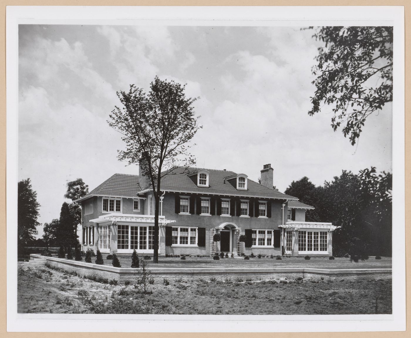 View of the principal and lateral façades of the H.E. Coffin house, Grosse Pointe, Michigan