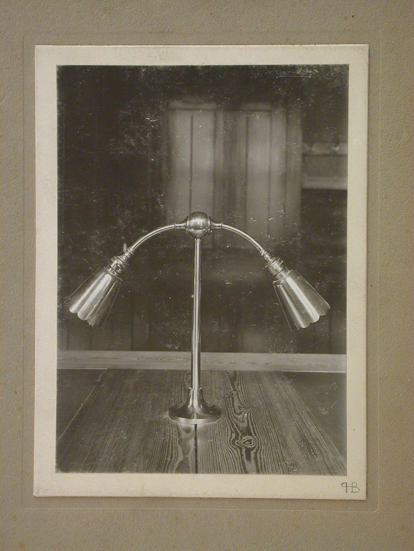 Interior view of a table lamp, Beurs [Stock Exchange] (also known as the Koopmansbeurs [Merchant Stock Exchange] or Beurs van Berlage), Beursplein/Damrak 213-247, Amsterdam, Netherlands