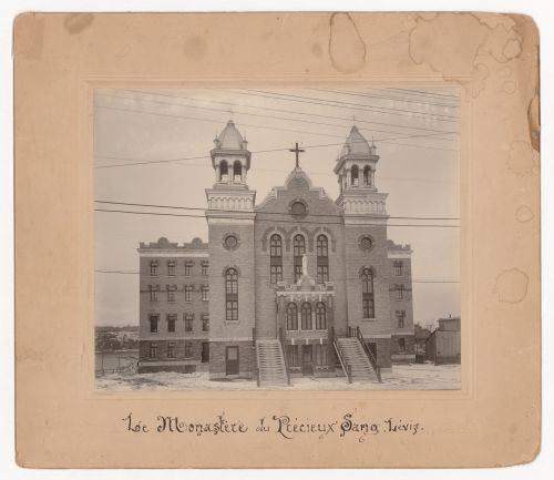 Vue de la façade du monastère des Soeurs adoratrices du Précieux-Sang, Lévis, Québec, Canada