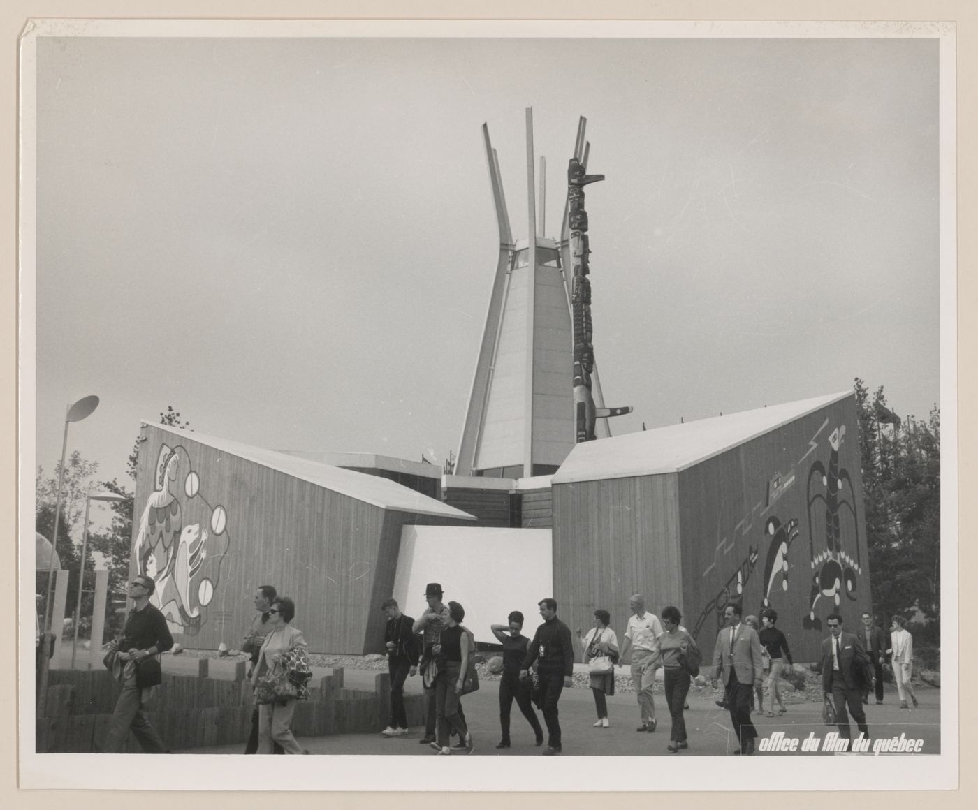 View of the Indians of Canada Pavilion with the Totem Kwakiutl created by Tony and Henry Hunt, Expo 67, Montréal, Québec