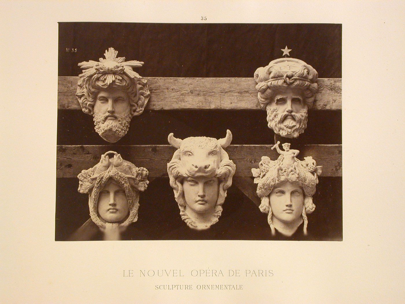 Masques du vestibule circulaire