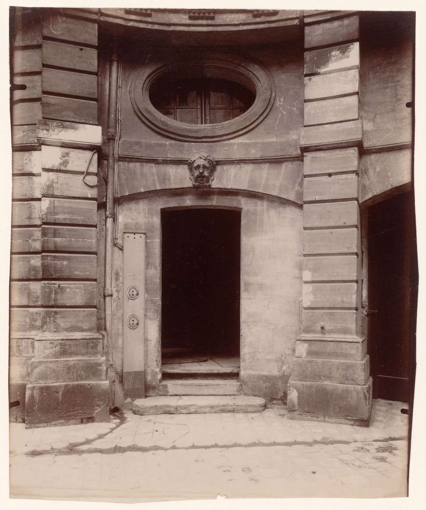 Hôtel de Beauvais: Courtyard doorway, façade, Paris, France