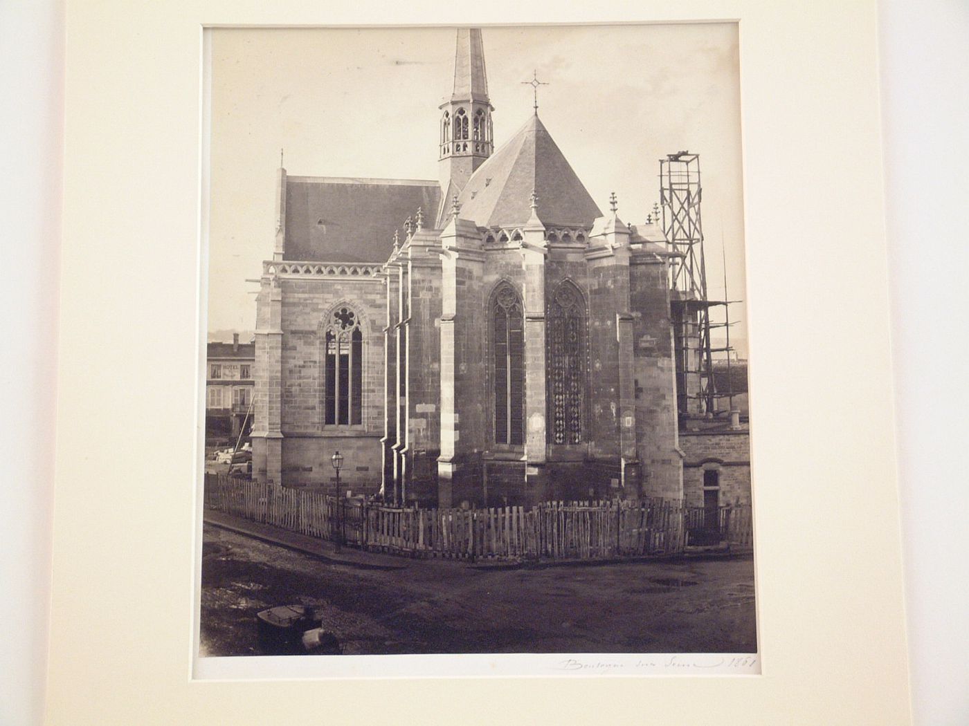 Exterior view of apse of l'Église Notre-Dame de Boulogne, Boulogne-sur-Seine, France