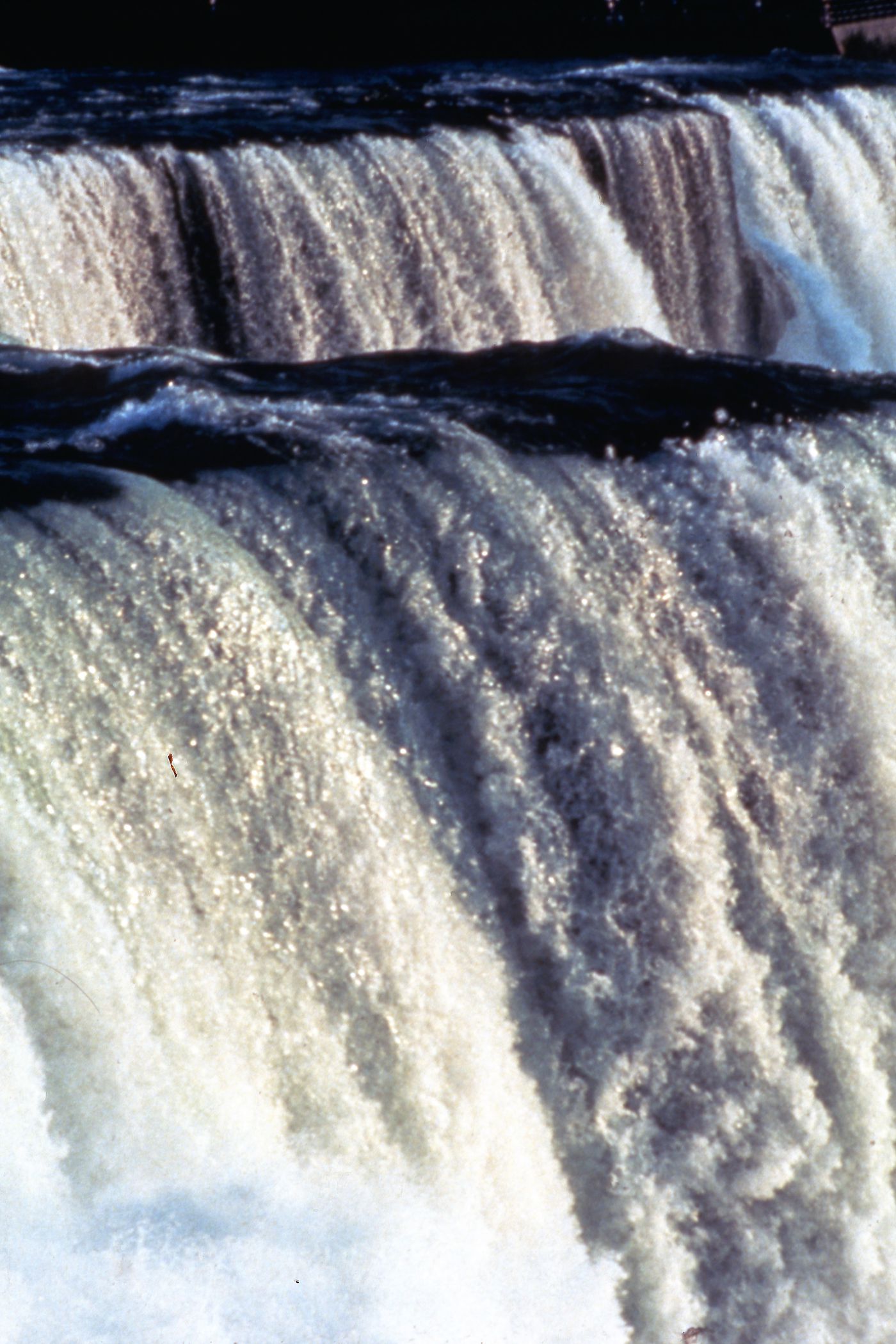 Close up photograph of waterfalls for research for Olmsted: L'origine del parco urbano e del parco naturale contemporaneo