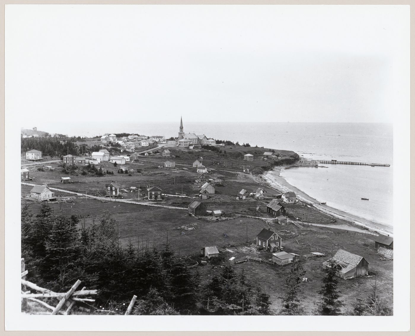 Vue générale de Percé et du golfe du Saint-Laurent, Gaspésie, Québec
