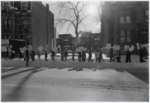 Milton Park Citizen's Committee demonstration in front of closed houses on Park Avenue, Montréal, Québec