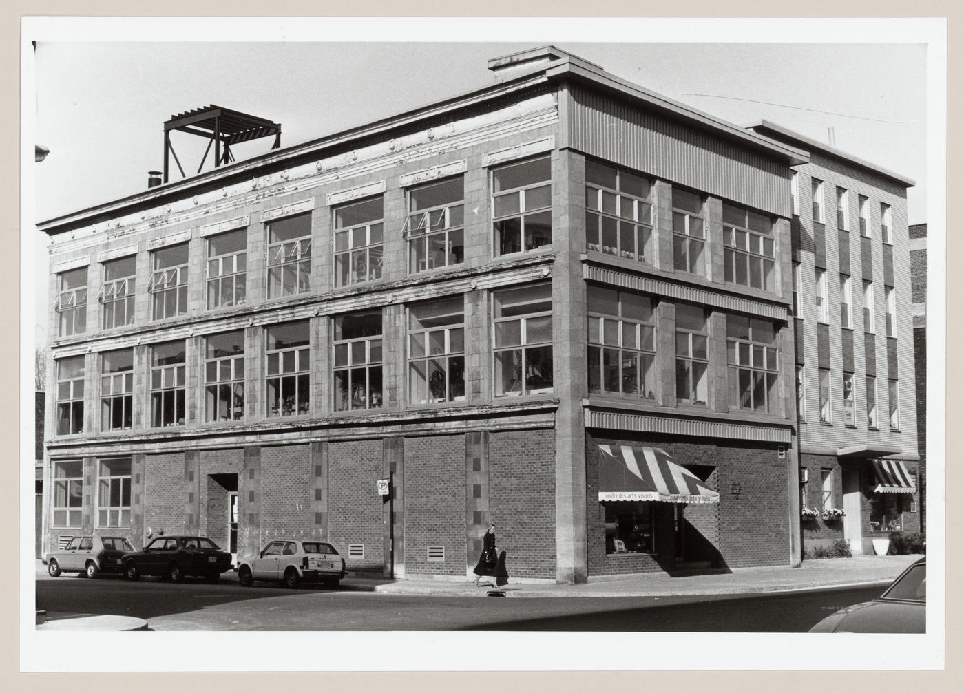 View of the principal and lateral façades of Centre des arts visuels, 350 Victoria Avenue, Westmount, Québec