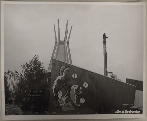 View of the Indians of Canada Pavilion with the Totem Kwakiutl created by Tony and Henry Hunt, Expo 67, Montréal, Québec