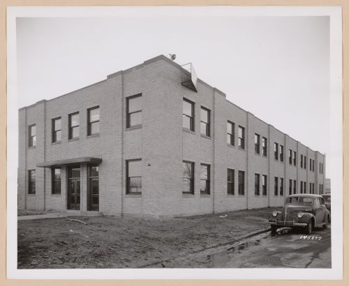 View of the principal and lateral façades of the Personnel Building, General Motors Corporation Truck and Coach division Pontiac Plant, Pontiac, Michigan