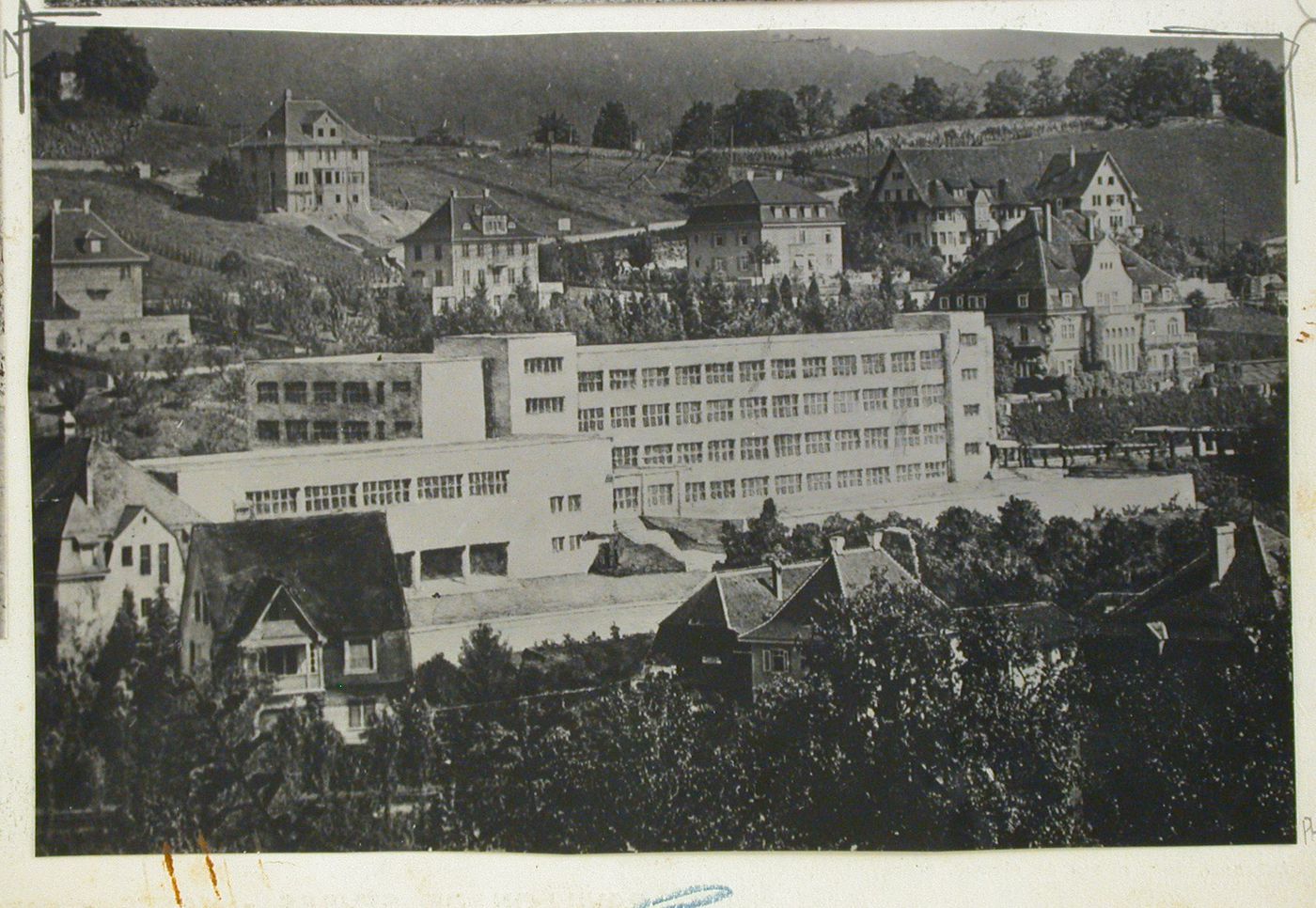 Ecole avec salle de gymnastique à Baden. Suisse. Richard Hachler, architecte à Senzburg