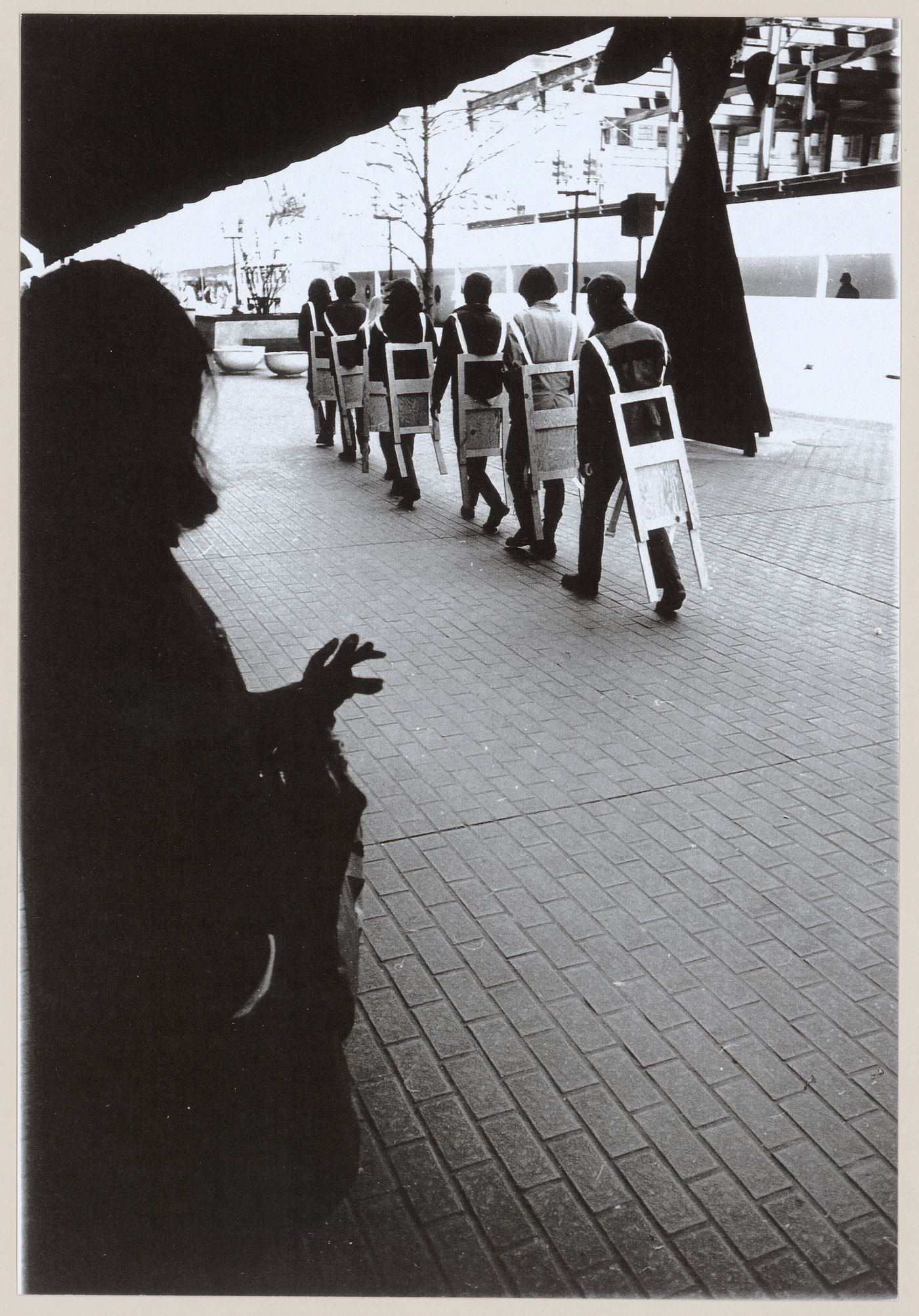 Photograph of students walking in the street for Vestirsi Di Siede