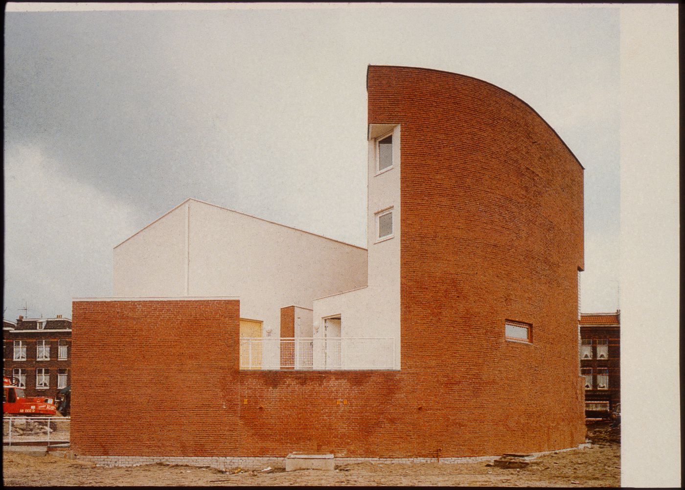View of exterior of Duas habitações e duas lojas, The Hague, the Netherlands