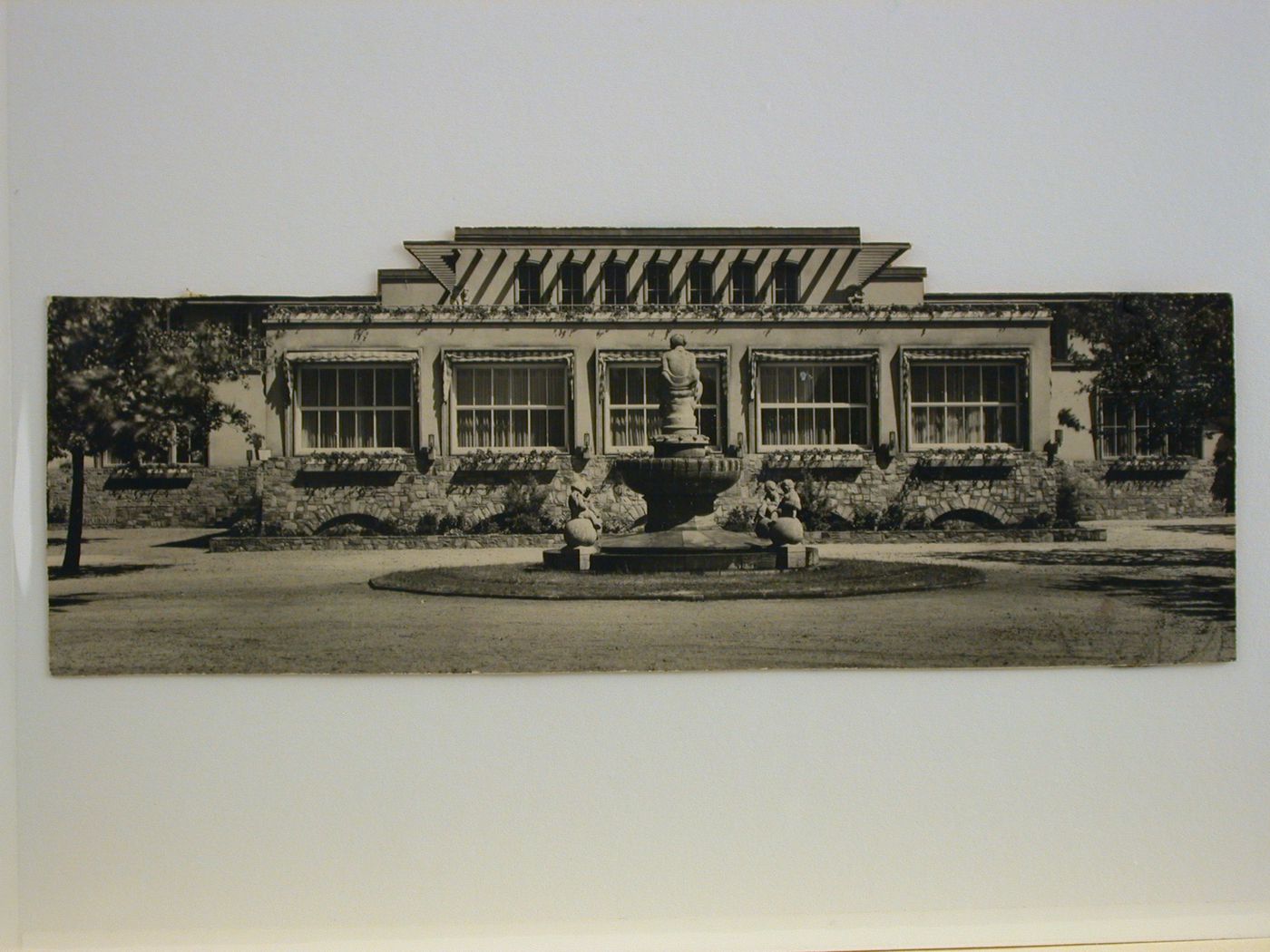 Side view and fountain of the Casino for I.G. Farben, Germany ?