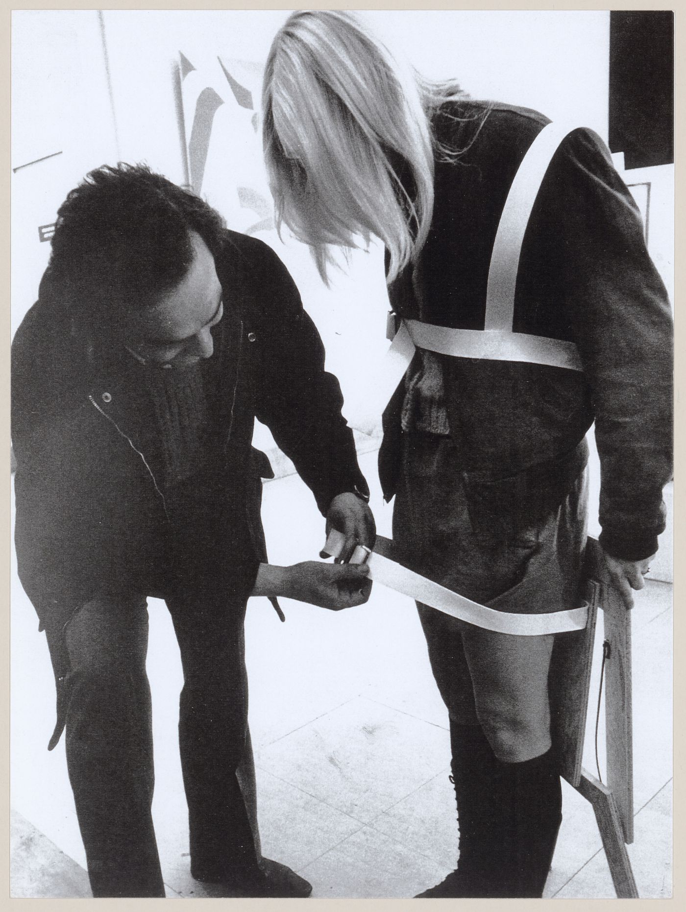 Photograph of students tightening straps for Vestirsi Di Siede