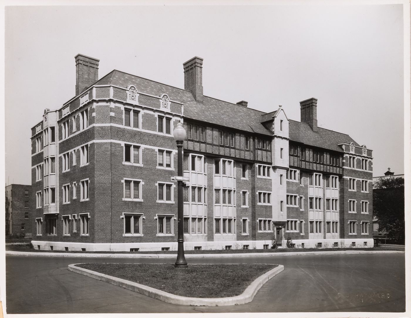 View of the principal and lateral façades of Appartements Chequers Court, 3055 rue Sherbrooke Ouest, Westmount, Québec
