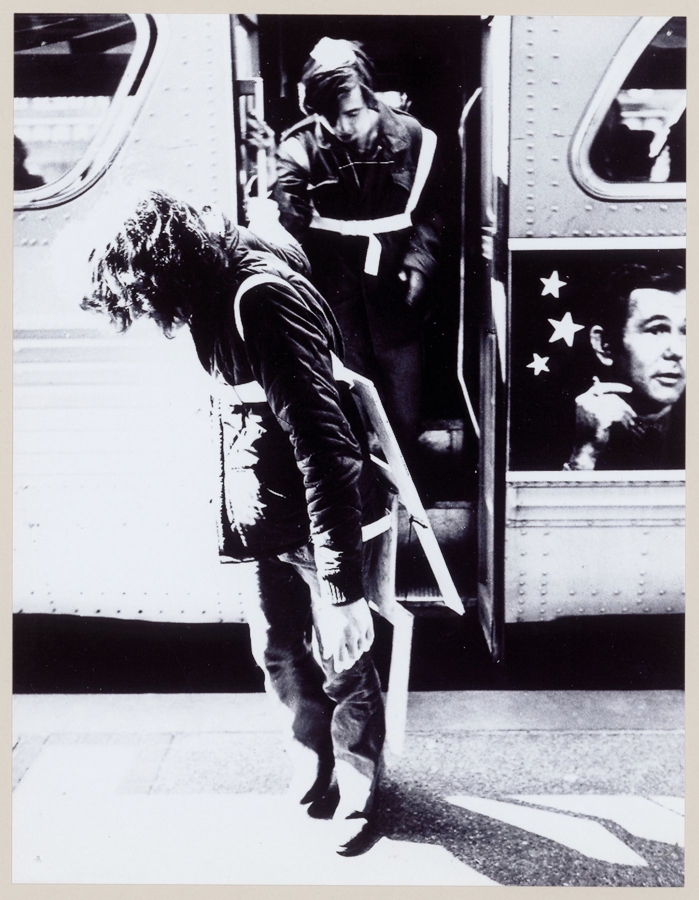 Photograph of students exiting a bus for Vestirsi Di Siede