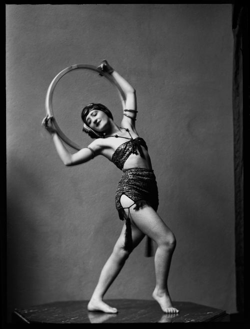 Portrait de Clorinthe Perron posant avec un cerceau