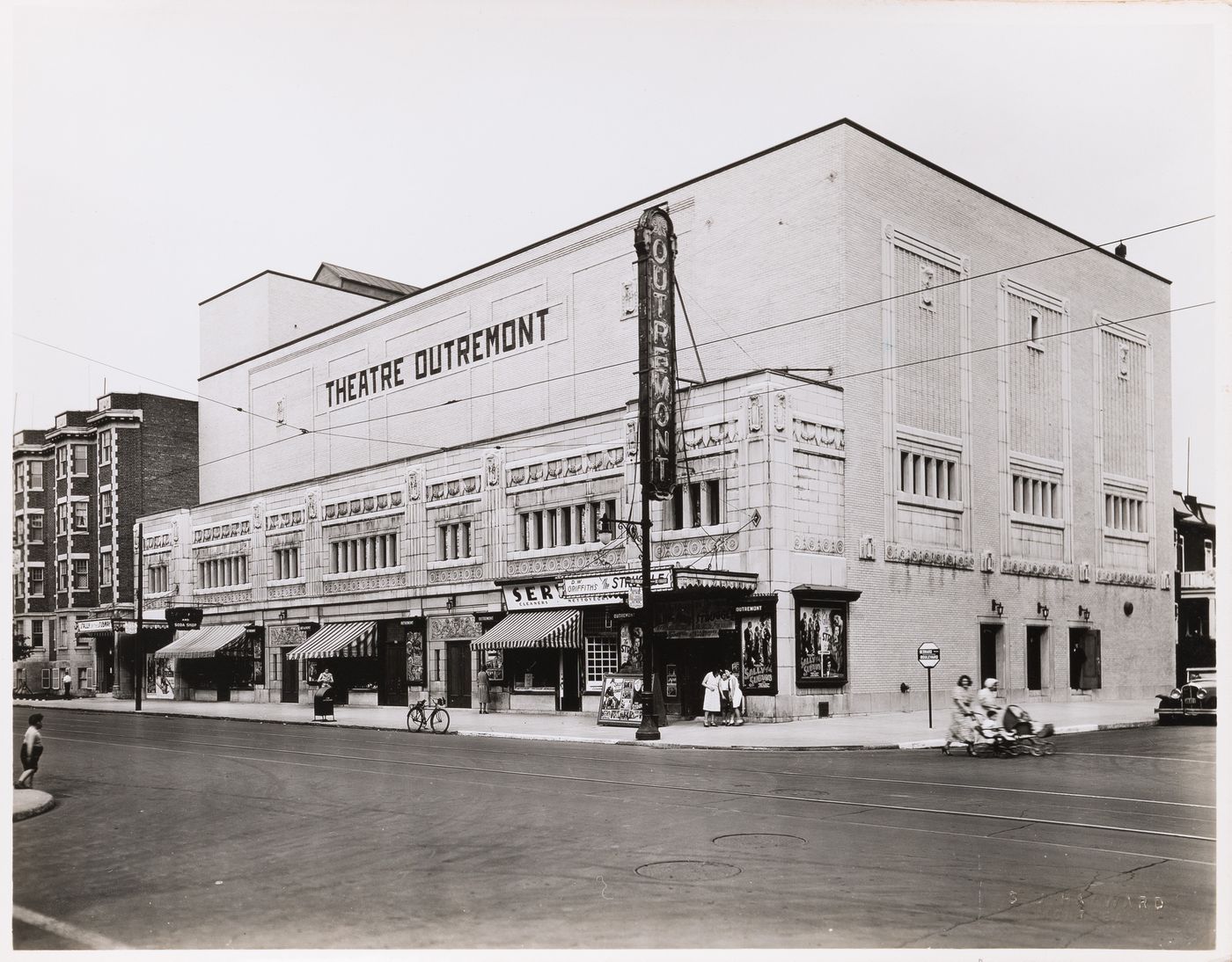 View of the principal and lateral façades of Théâtre Outremont, 1248 avenue Bernard Ouest, Outremont, Québec