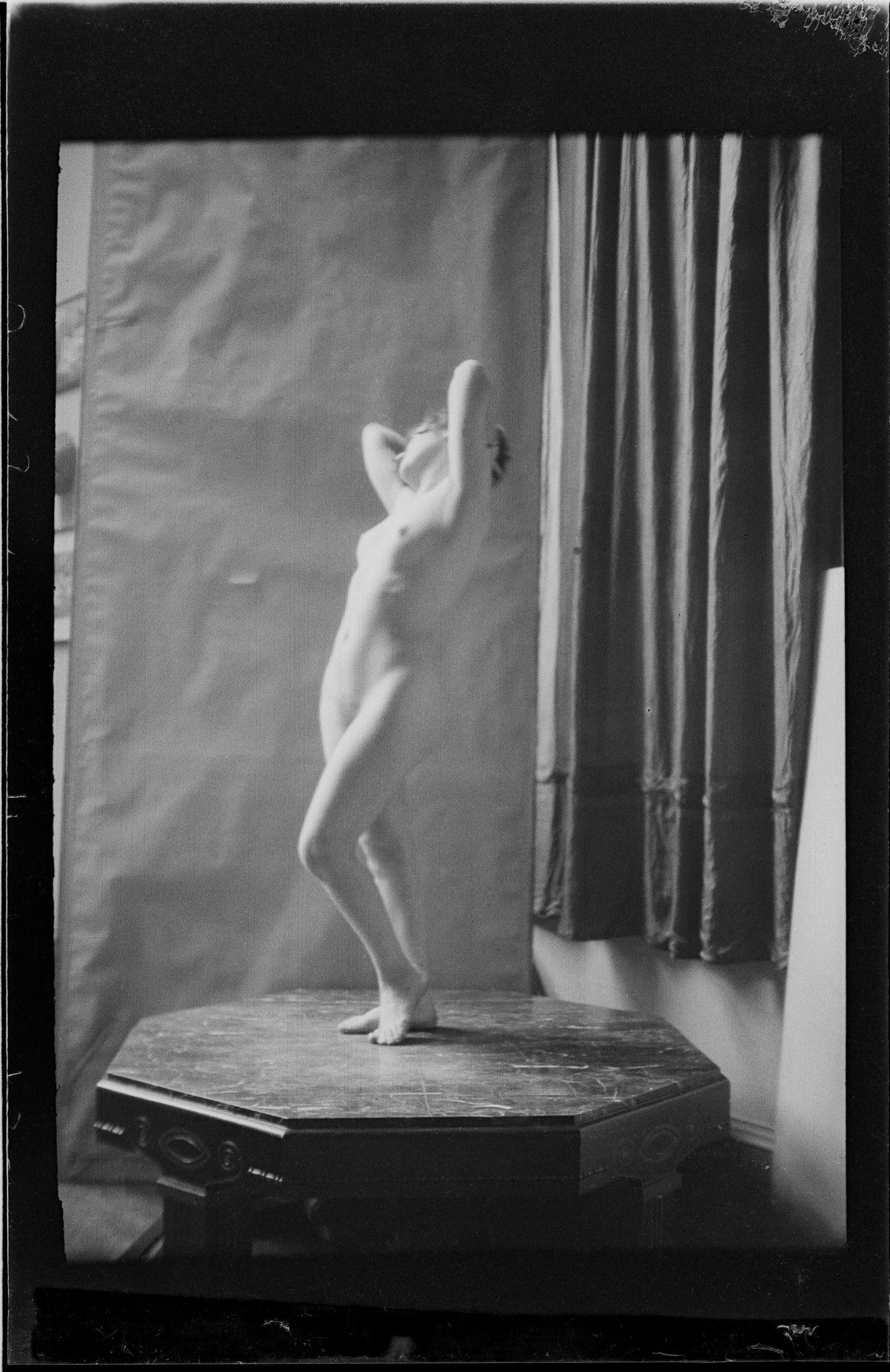 Clorinthe ou Cécile Perron posant dans l'atelier d'Ernest Cormier, Montréal