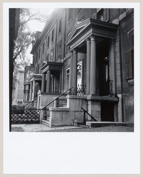 Vue partielle de la terrasse Prince de Galles, rue Sherbrooke, entre les rues Peel et McTavish, Montréal, Québec