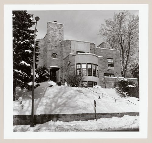 View of the principal façade of a house in winter, 77 Sunnyside Avenue, Westmount, Québec