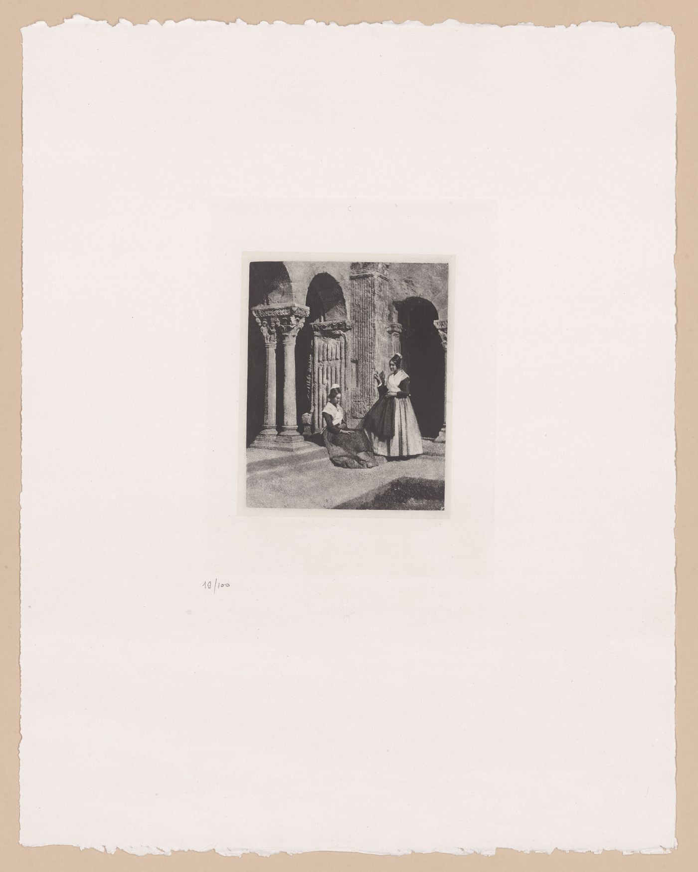 Deux Arlésiennes dans le cloître de Saint-Trophime d'Arles