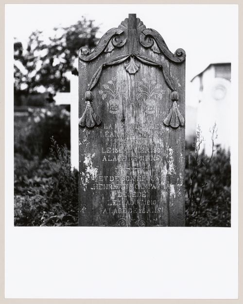 Pierre  tombale en bois, Ile d'Orléans, Québec