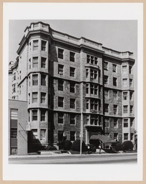 View of the principal and lateral façades of the Palms Apartment House, 1001 East Jefferson Avenue, Detroit, Michigan