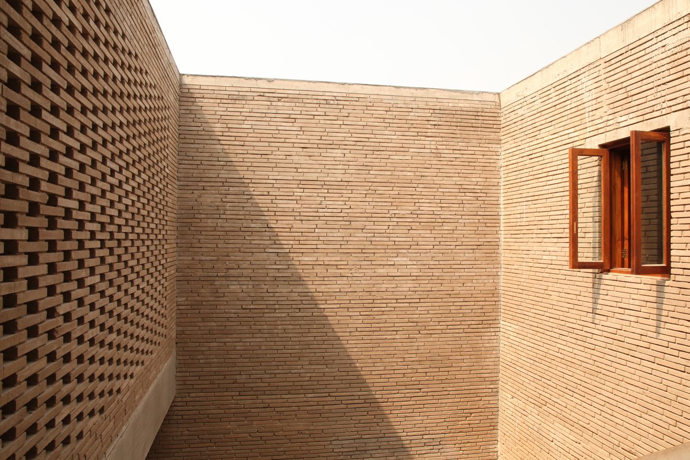 House in Ahmedabad : view of double-height courtyard