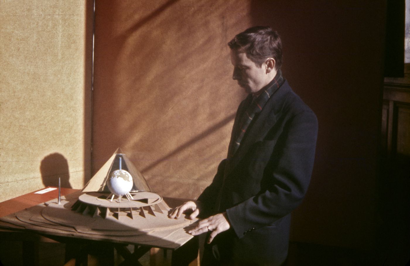Luc Durand et la maquette de son projet de fin d'études "Planétarium"