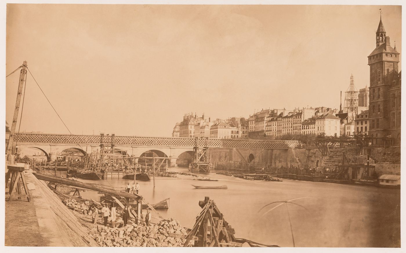 Travaux de reconstruction du Pont au Change: vue de l'échouage du caisson de la pile, rive droite et des travaux de fondation de la coulée, rive gauche, Paris