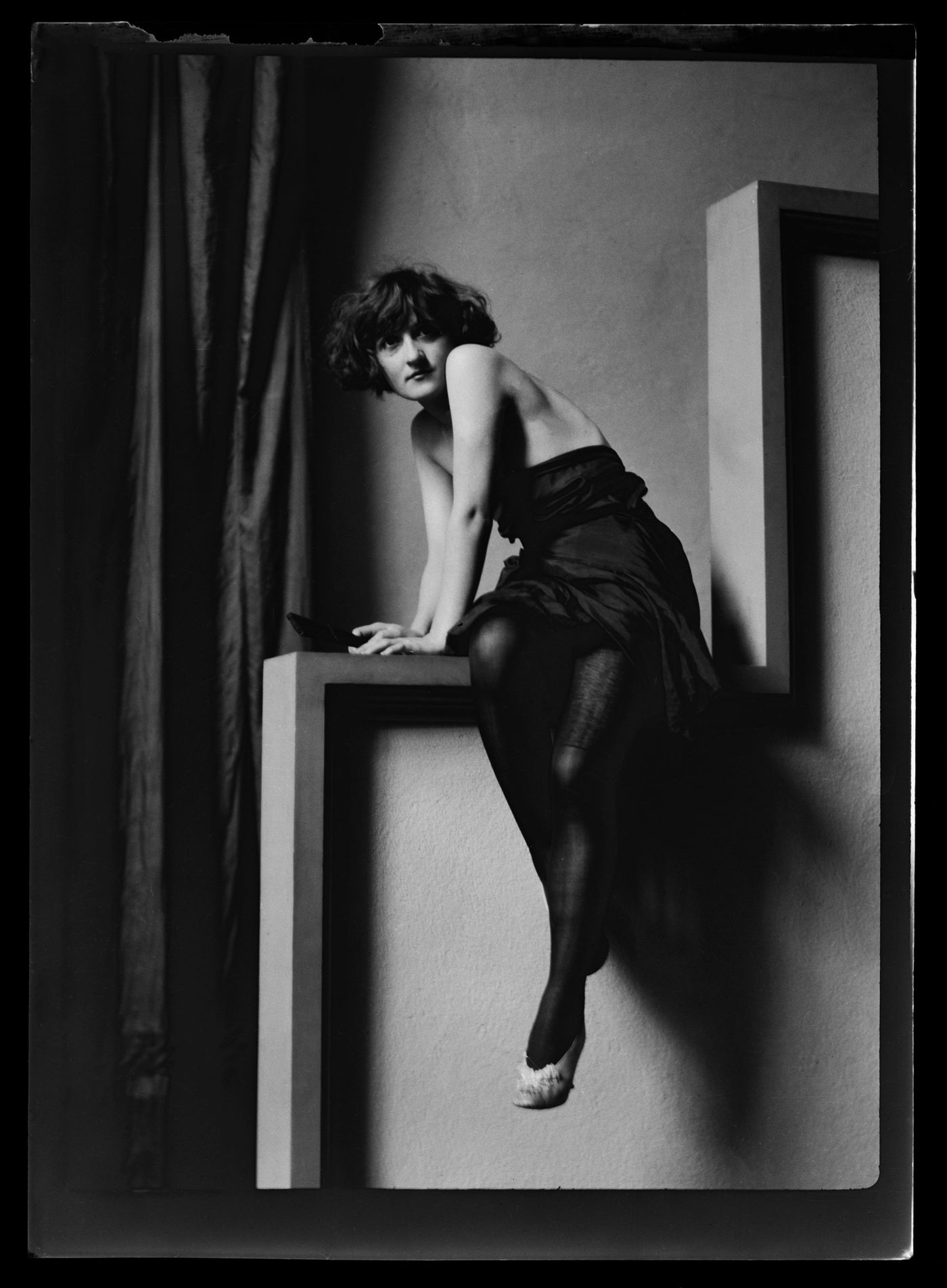 Portrait de Clorinthe Perron posant dans le studio d'Ernest Cormier, Montréal