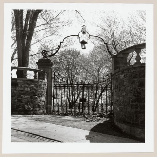 View of the gateway to 12-14 Sunnyside Avenue, Westmount, Québec
