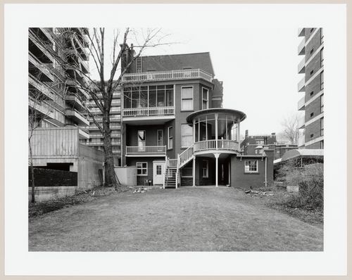 View of the rear façade of Slessor House showing the garage, balconies and circular porch, 1538 avenue Dr. Penfield, Montréal, Québec