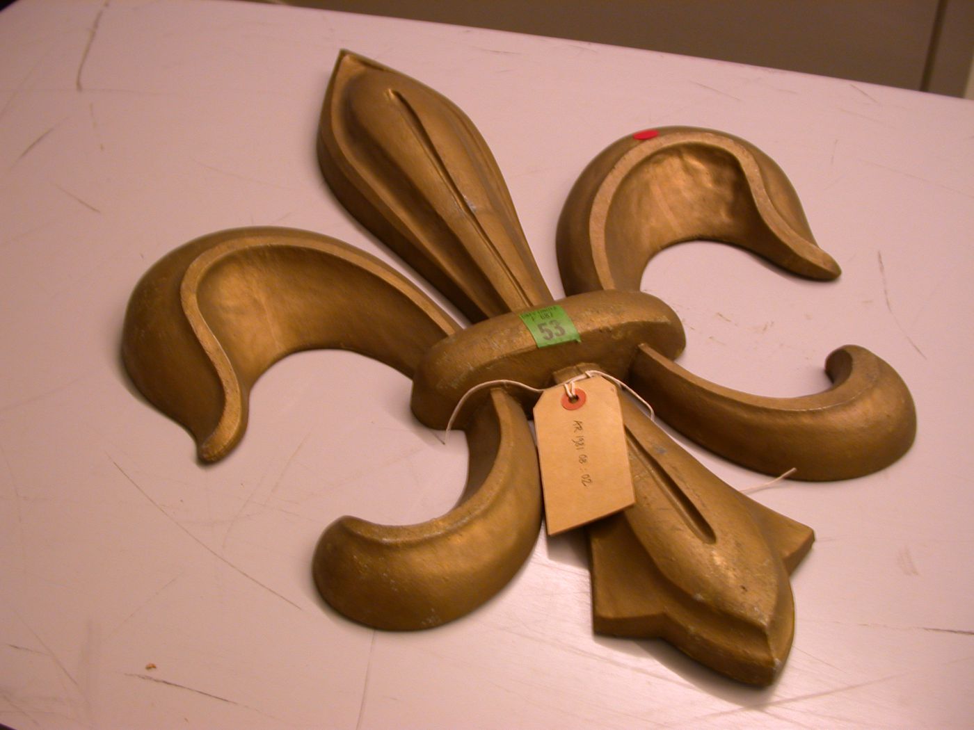 Élément décoratif en forme de fleur de lys